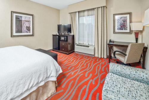 Postel nebo postele na pokoji v ubytování Hampton Inn and Suites Tulsa/Catoosa