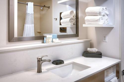 y baño con lavabo, espejo y toallas. en Hampton Inn Tremonton, en Tremonton