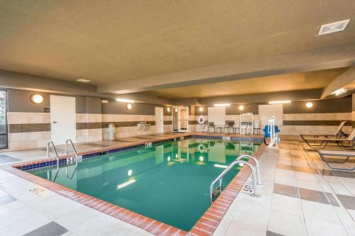 een groot zwembad in een hotelkamer bij Hampton Inn New Albany in New Albany