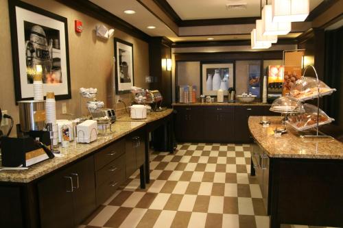 a large bathroom with a checkered floor at Hampton Inn New Albany in New Albany