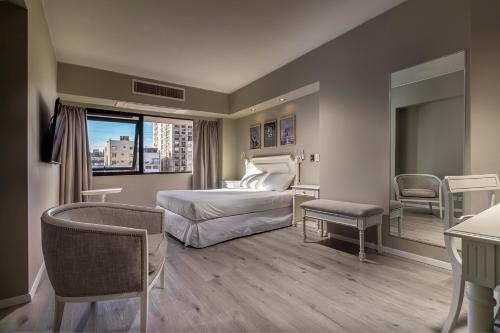 een hotelkamer met een bed en een raam bij Up América Plaza in Buenos Aires