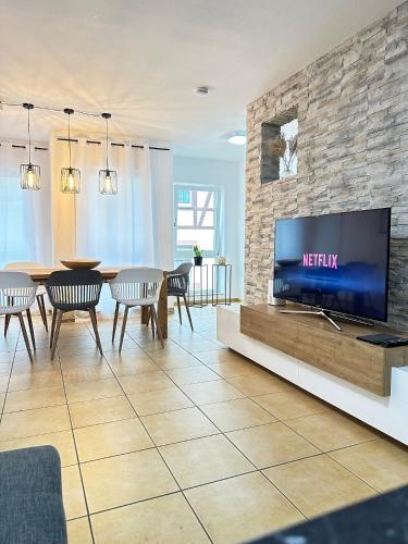 sala de estar con TV de pantalla plana grande en AMAO-Curry I 100qm I Zentrum I 3 Etagen I KingSizeBetten I Netflix I EuropaPark en Lahr