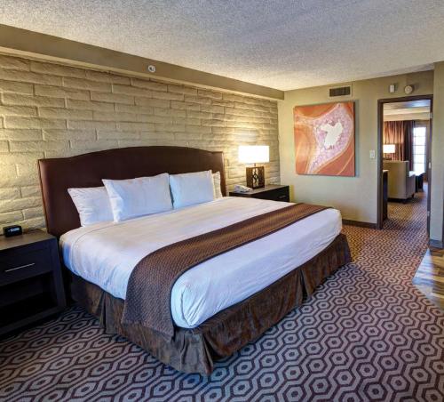 Säng eller sängar i ett rum på DoubleTree Suites by Hilton Tucson-Williams Center