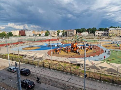 un parc avec un parc aquatique et une aire de jeux dans l'établissement Baroness apartments, à Riga