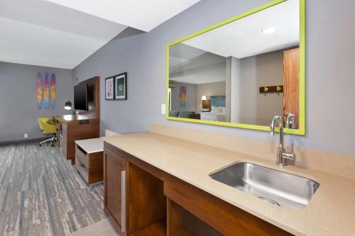 特拉弗斯城的住宿－特拉弗斯城漢普頓旅館，一间带水槽和镜子的浴室