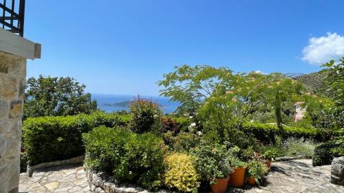 ブドヴァにあるMountains Villa near Budvaのギャラリーの写真