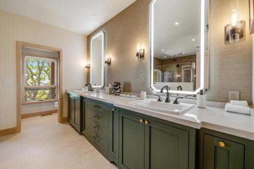 baño con 2 lavabos y espejo grande en Woodhawk Vineyards Estate en Cloverdale
