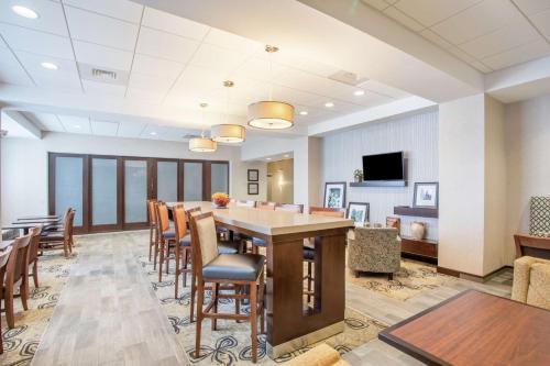 a conference room with a long table and chairs at Hampton Inn Philadelphia/Voorhees in Voorhees