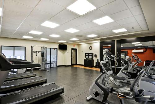 Fitness centrum a/nebo fitness zařízení v ubytování Hampton Inn and Suites New Hartford/Utica