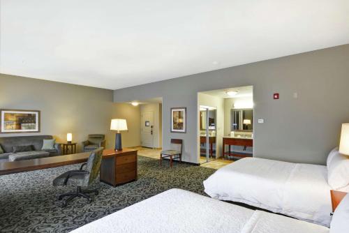 Postel nebo postele na pokoji v ubytování Hampton Inn and Suites New Hartford/Utica