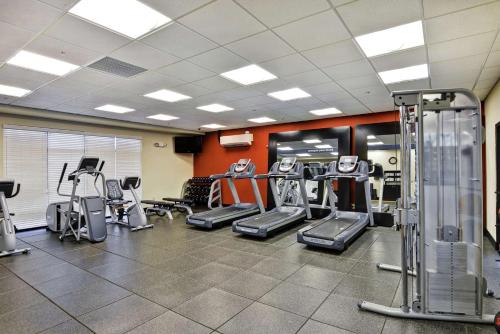 Fitness centrum a/nebo fitness zařízení v ubytování Hampton Inn and Suites New Hartford/Utica