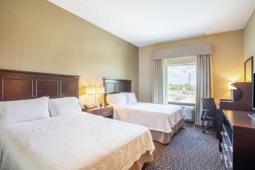 ein Hotelzimmer mit 2 Betten und einem Fenster in der Unterkunft Hampton Inn Philadelphia/Voorhees in Voorhees