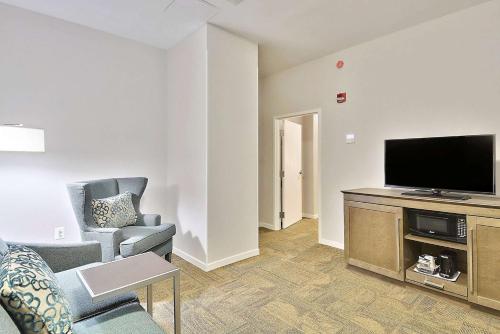 a living room with a couch and a tv at Hampton Inn Alexandria/Old Town in Alexandria