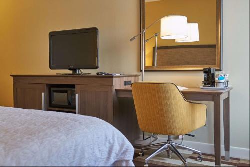 Hampton Inn Uniontownにあるテレビまたはエンターテインメントセンター