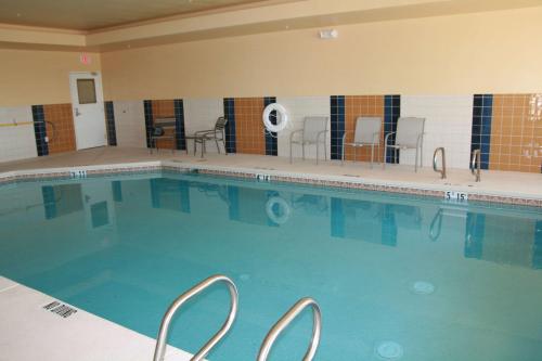 una gran piscina con sillas en un edificio en Hampton Inn Brighton, en Brighton