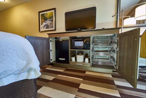 Hampton Inn Uniontownにあるテレビまたはエンターテインメントセンター
