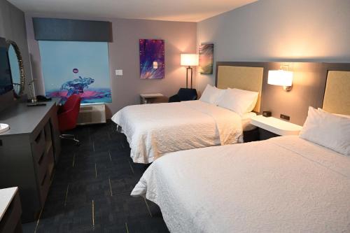 Habitación de hotel con 2 camas y TV de pantalla plana. en Hampton Inn Valdosta/Lake Park Area, en Lake Park