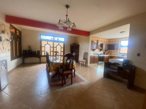 a living room with a dining room table and a kitchen at Casa Lídxi Beexha in Santa María Azompa