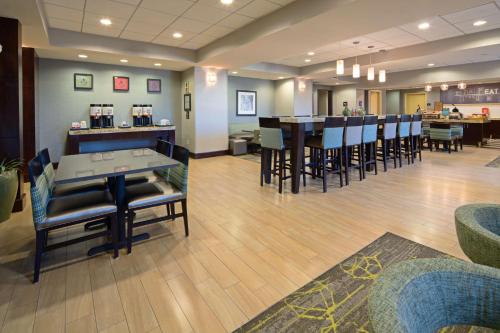 Гостиная зона в Hampton Inn Visalia