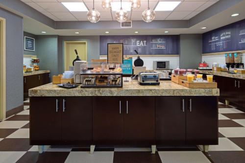Кухня или мини-кухня в Hampton Inn Visalia
