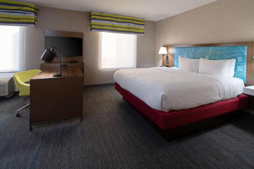 Кровать или кровати в номере Hampton Inn Visalia