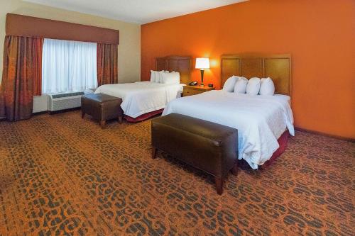 Waynesburg的住宿－韋恩斯堡漢普頓酒店，酒店客房设有两张床和窗户。