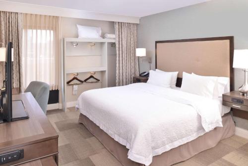 um quarto de hotel com uma cama e uma televisão em Hampton Inn Los Angeles-West Covina em West Covina