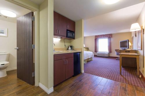 Habitación de hotel con cocina y dormitorio en Hampton Inn Washington en Washington