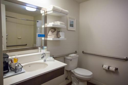 Ένα μπάνιο στο Hampton Inn Washington