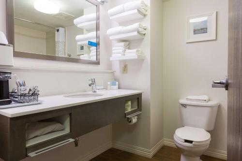 Ένα μπάνιο στο Hampton Inn Washington