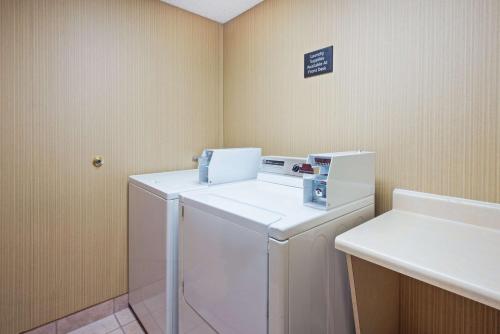 a laundry room with a washer and dryer at Hampton Inn Winfield Teays Valley in Teays Valley Estates