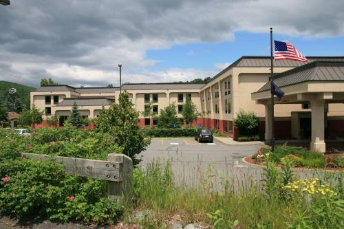 a building with an american flag in front of it at Hampton Inn White River Junction in White River Junction