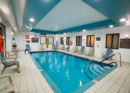 Бассейн в Hampton Inn Toronto-Mississauga West или поблизости