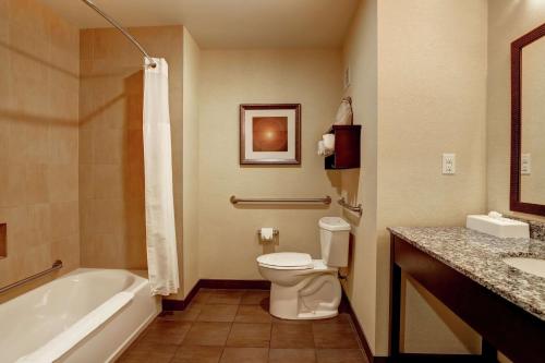 Ett badrum på Hampton Inn by Hilton Chilliwack