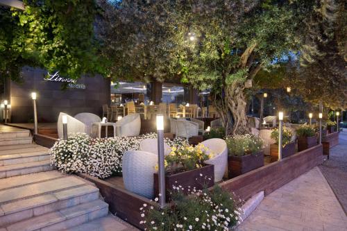 Κήπος έξω από το DoubleTree by Hilton Kusadasi