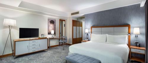 Ένα ή περισσότερα κρεβάτια σε δωμάτιο στο DoubleTree by Hilton Kusadasi