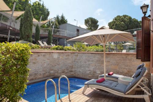 Πισίνα στο ή κοντά στο DoubleTree by Hilton Kusadasi