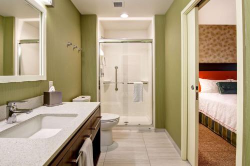 Koupelna v ubytování Home2 Suites by Hilton West Edmonton