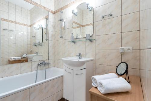 y baño con lavamanos, bañera y lavamanos. en Golden Apartments Warsaw- 3 Separate Rooms Sleep 7 - Best Location&Nowy Świat, en Varsovia