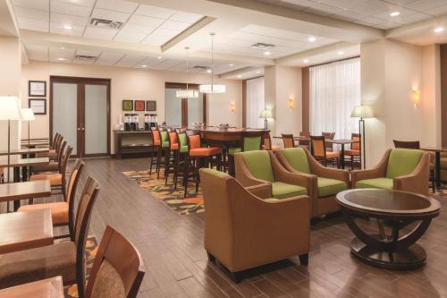 Coin salon dans l'établissement Hampton Inn by Hilton Edmonton South