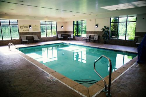 una gran piscina en un edificio en Hampton Inn & Suites Sharon en West Middlesex