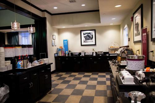 a salon with a checkered floor and a hair salon counter at Hampton Inn & Suites Sharon in West Middlesex