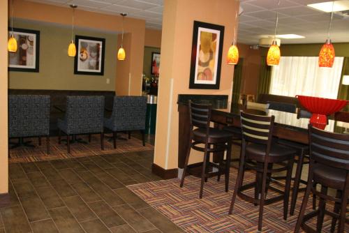 a restaurant with chairs and a table and a bar at Hampton Inn Youngstown-North in Youngstown