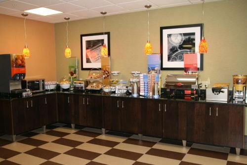 a restaurant with a counter with food on it at Hampton Inn Youngstown-North in Youngstown