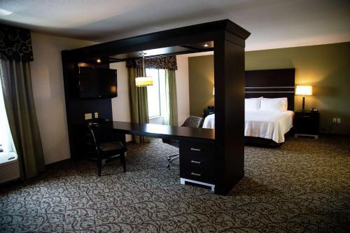 a hotel room with a desk and a bed at Hampton Inn & Suites Sharon in West Middlesex