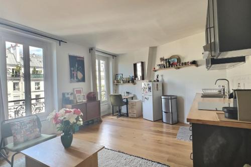 Il dispose d'une cuisine et d'un salon avec une table et un réfrigérateur. dans l'établissement Bright 34 m ideally located in Paris, à Paris