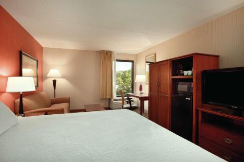 Habitación de hotel con cama y TV de pantalla plana. en Hampton Inn - York en York