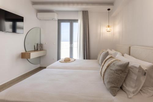 Ліжко або ліжка в номері Aeron Villas and Suites Naxos