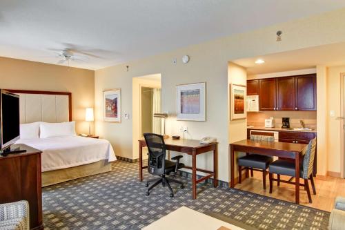 Homewood Suites by Hilton Toronto-Mississauga في ميسيساوغا: غرفة في الفندق مع سرير ومكتب