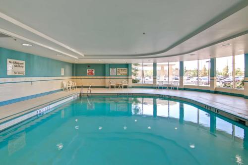 多倫多的住宿－希爾頓漢普頓旅館多倫多機場企業中心酒店，大楼内的一个蓝色海水游泳池